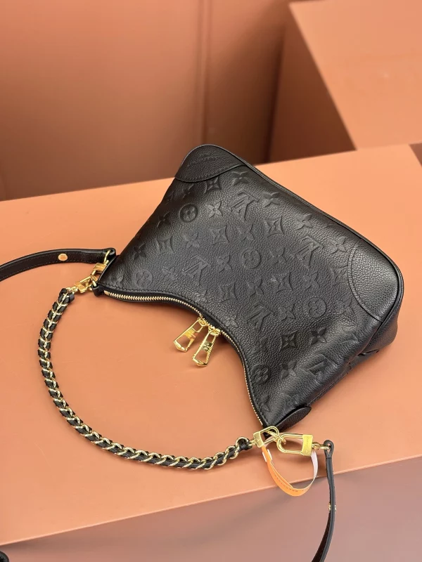 高仿包包 LV Boulogne PM 黑色壓花 鏈條皮帶雙肩帶 牛角包 M12930 實拍照片側面