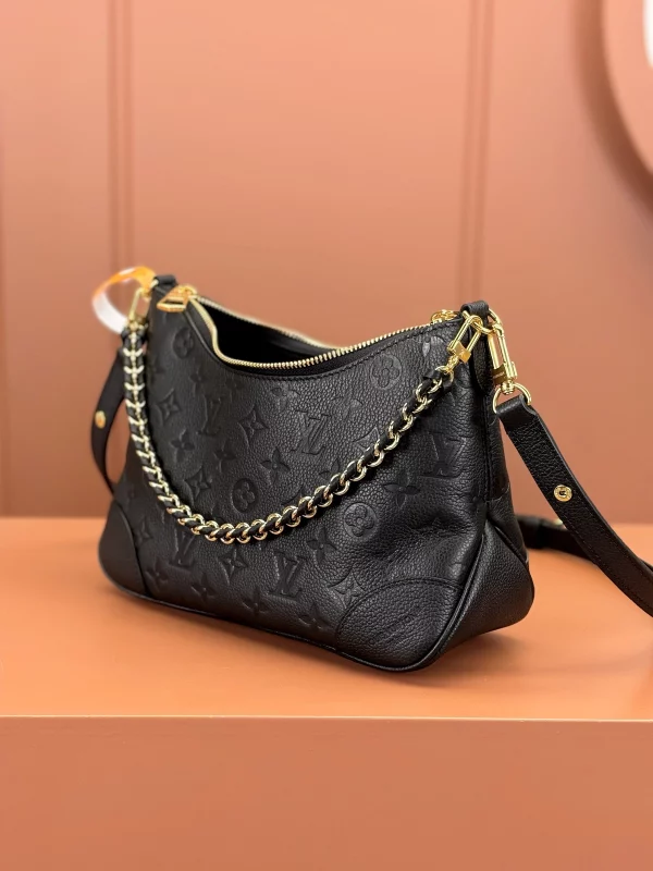 高仿包包 LV Boulogne PM 黑色壓花 鏈條皮帶雙肩帶 牛角包 M12930 實拍照片側面