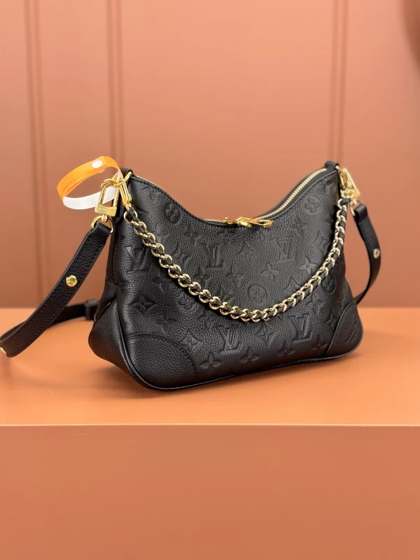 高仿包包 LV Boulogne PM 黑色壓花 鏈條皮帶雙肩帶 牛角包 M12930 實拍照片側面