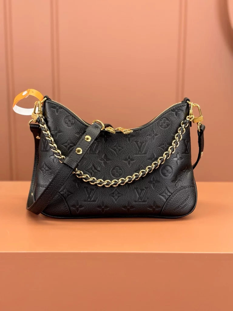 Click to view full screen 高仿包包 LV Boulogne PM 黑色壓花 鏈條皮帶雙肩帶 牛角包 M12930 實拍照片正面