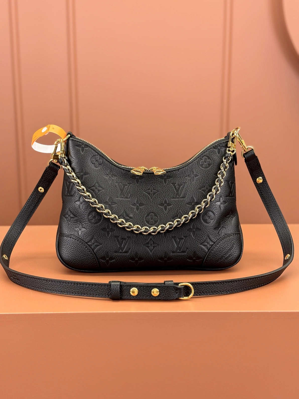 高仿包包 LV Boulogne PM 黑色壓花 鏈條皮帶雙肩帶 牛角包 M12930 實拍照片正面