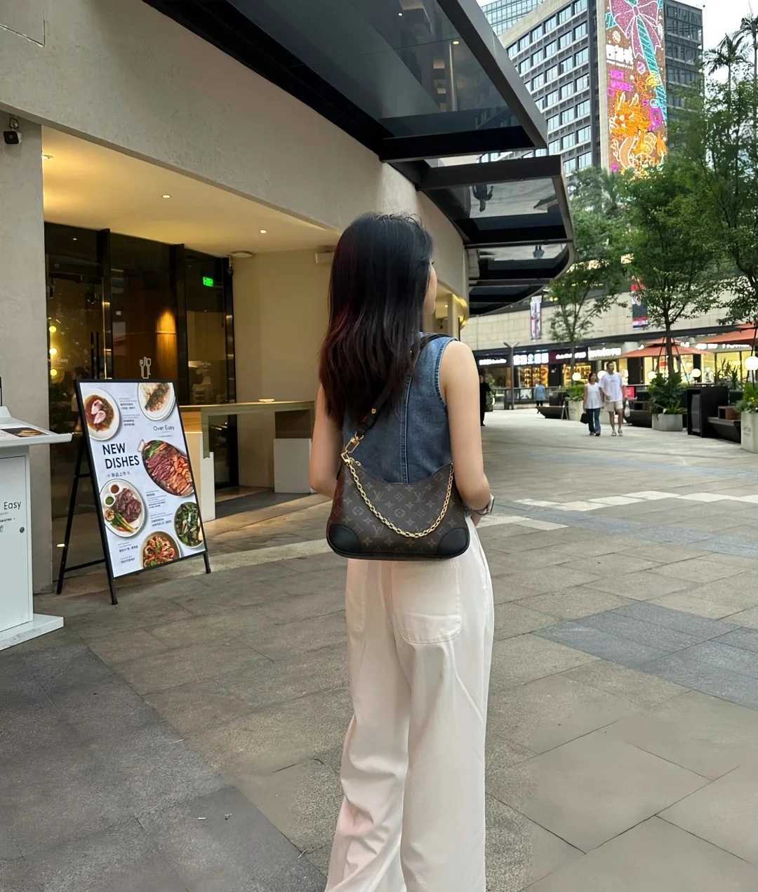 高仿包包 LV Boulogne PM 黑色壓花 鏈條皮帶雙肩帶 牛角包 M12930 單肩上身效果