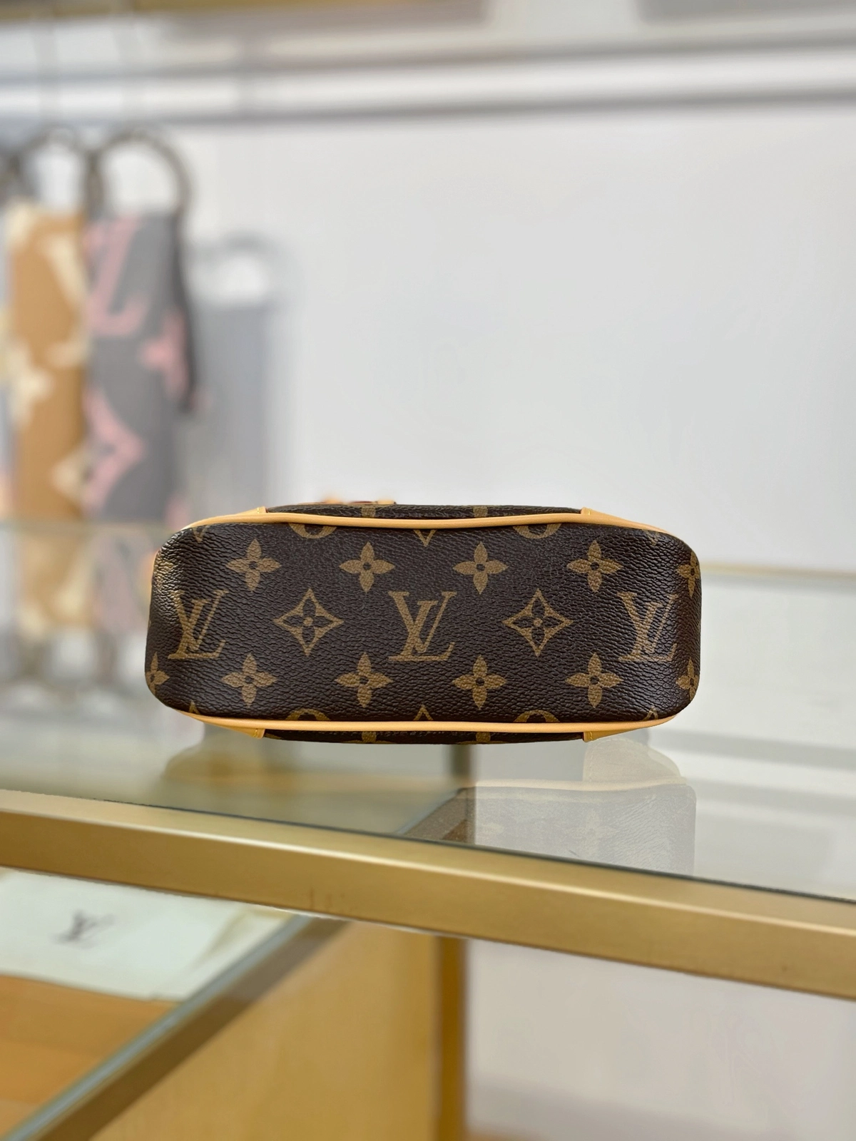 高仿包包 LV Boulogne 老花 鏈條單肩 小牛角包 M25519 實拍照片底部