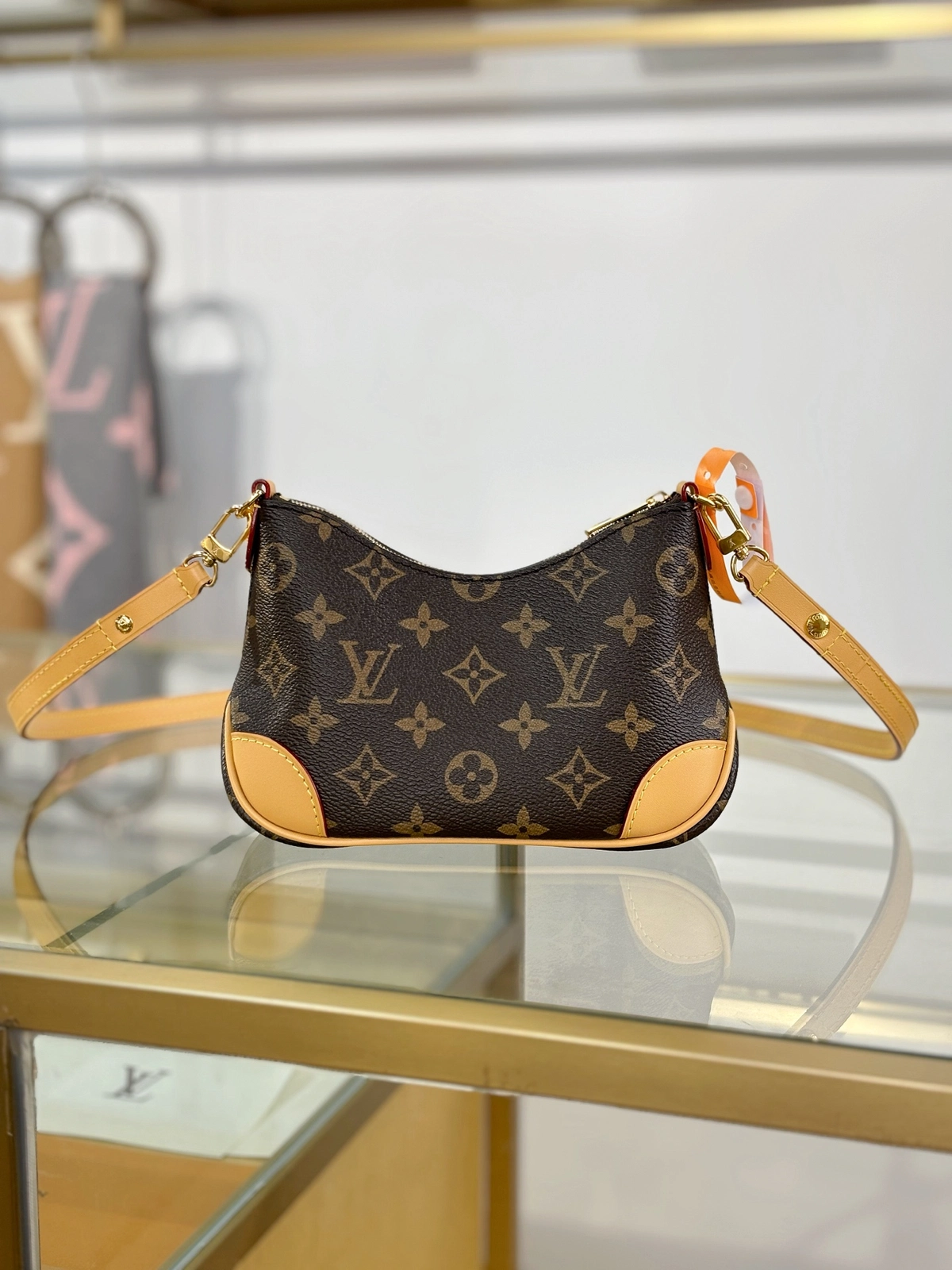 高仿包包 LV Boulogne 老花 鏈條單肩 小牛角包 M25519 實拍照片背面