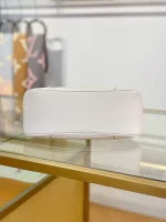 高仿包包 LV Boulogne 草莓牛奶提花 鏈條皮帶雙肩帶 牛角包 M14634 實拍照片底部