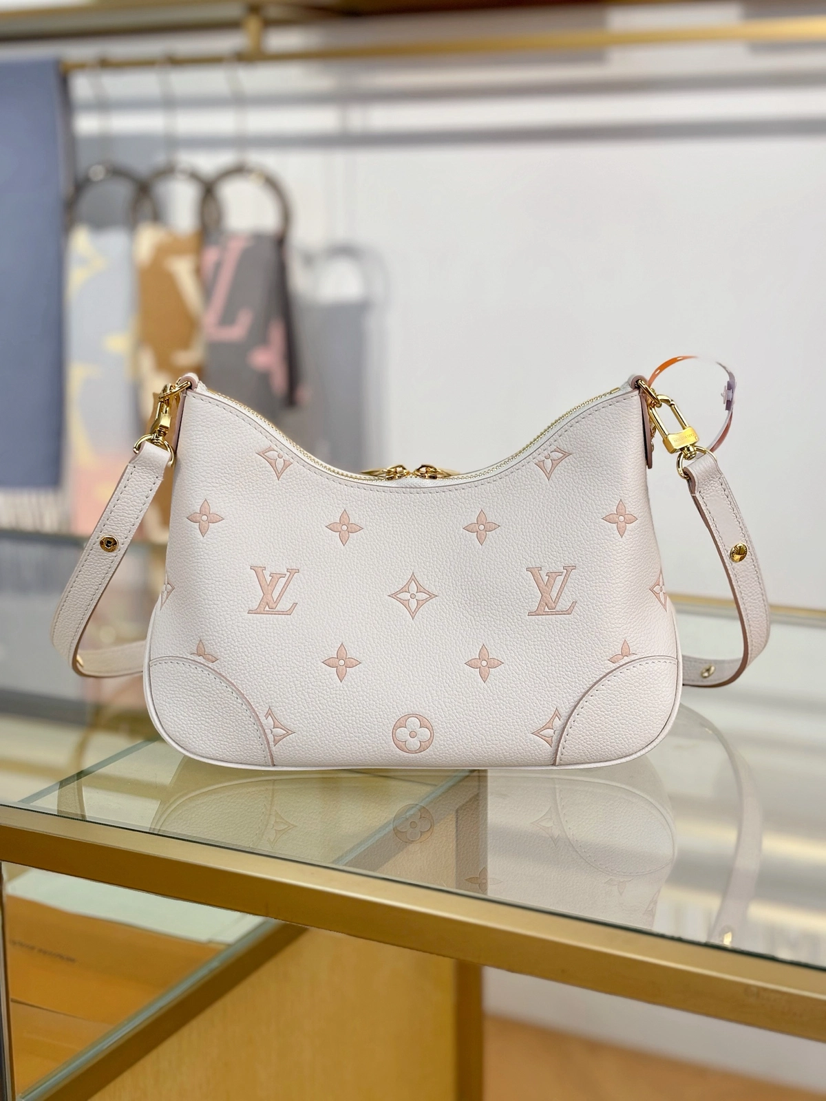 高仿包包 LV Boulogne 草莓牛奶提花 鏈條皮帶雙肩帶 牛角包 M14634 實拍照片背面