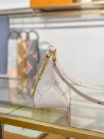 高仿包包 LV Boulogne 草莓牛奶提花 鏈條皮帶雙肩帶 牛角包 M14634 實拍照片側面