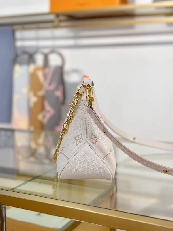 高仿包包 LV Boulogne 草莓牛奶提花 鏈條皮帶雙肩帶 牛角包 M14634 實拍照片側面