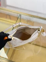 高仿包包 LV Boulogne 草莓牛奶提花 鏈條皮帶雙肩帶 牛角包 M14634 實拍照片容量