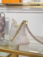 高仿包包 LV Boulogne 草莓牛奶提花 鏈條皮帶雙肩帶 牛角包 M14634 實拍照片側面