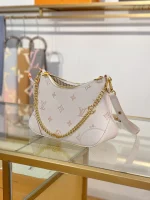 高仿包包 LV Boulogne 草莓牛奶提花 鏈條皮帶雙肩帶 牛角包 M14634 實拍照片側面