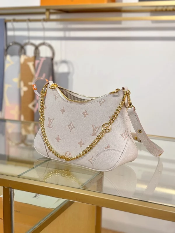 高仿包包 LV Boulogne 草莓牛奶提花 鏈條皮帶雙肩帶 牛角包 M14634 實拍照片側面