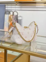 高仿包包 LV Boulogne 草莓牛奶提花 鏈條皮帶雙肩帶 牛角包 M14634 實拍照片側面