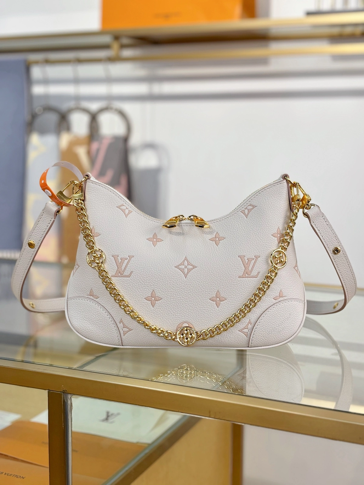 高仿包包 LV Boulogne 草莓牛奶提花 鏈條皮帶雙肩帶 牛角包 M14634 實拍照片正面