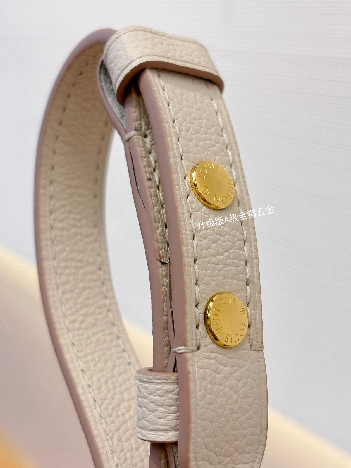 高仿包包 LV Boulogne 草莓牛奶提花 鏈條皮帶雙肩帶 牛角包 M14634 實拍細節全鋼五金扣子