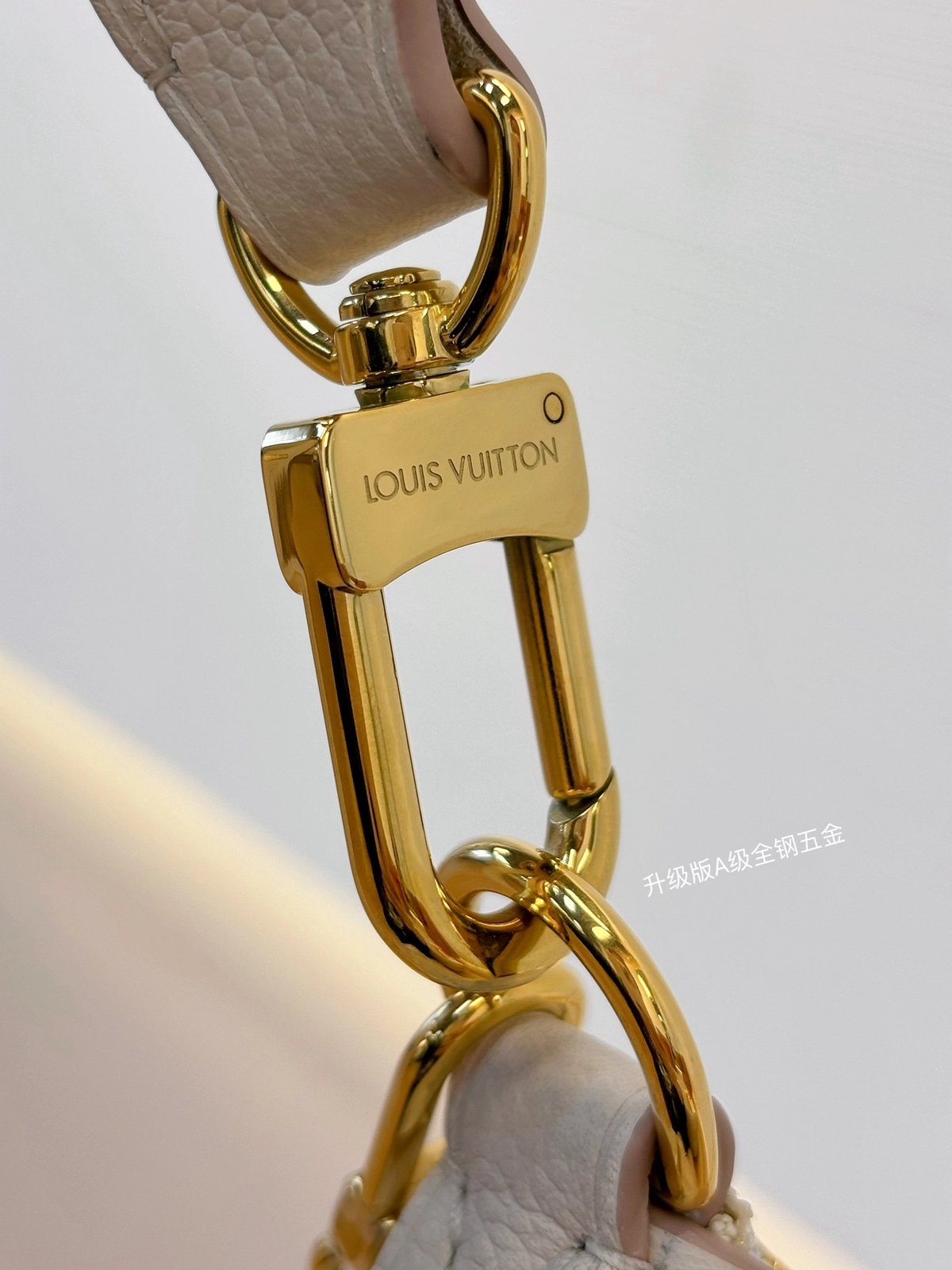 高仿包包 LV Boulogne 草莓牛奶提花 鏈條皮帶雙肩帶 牛角包 M14634 實拍細節全鋼五金扣子