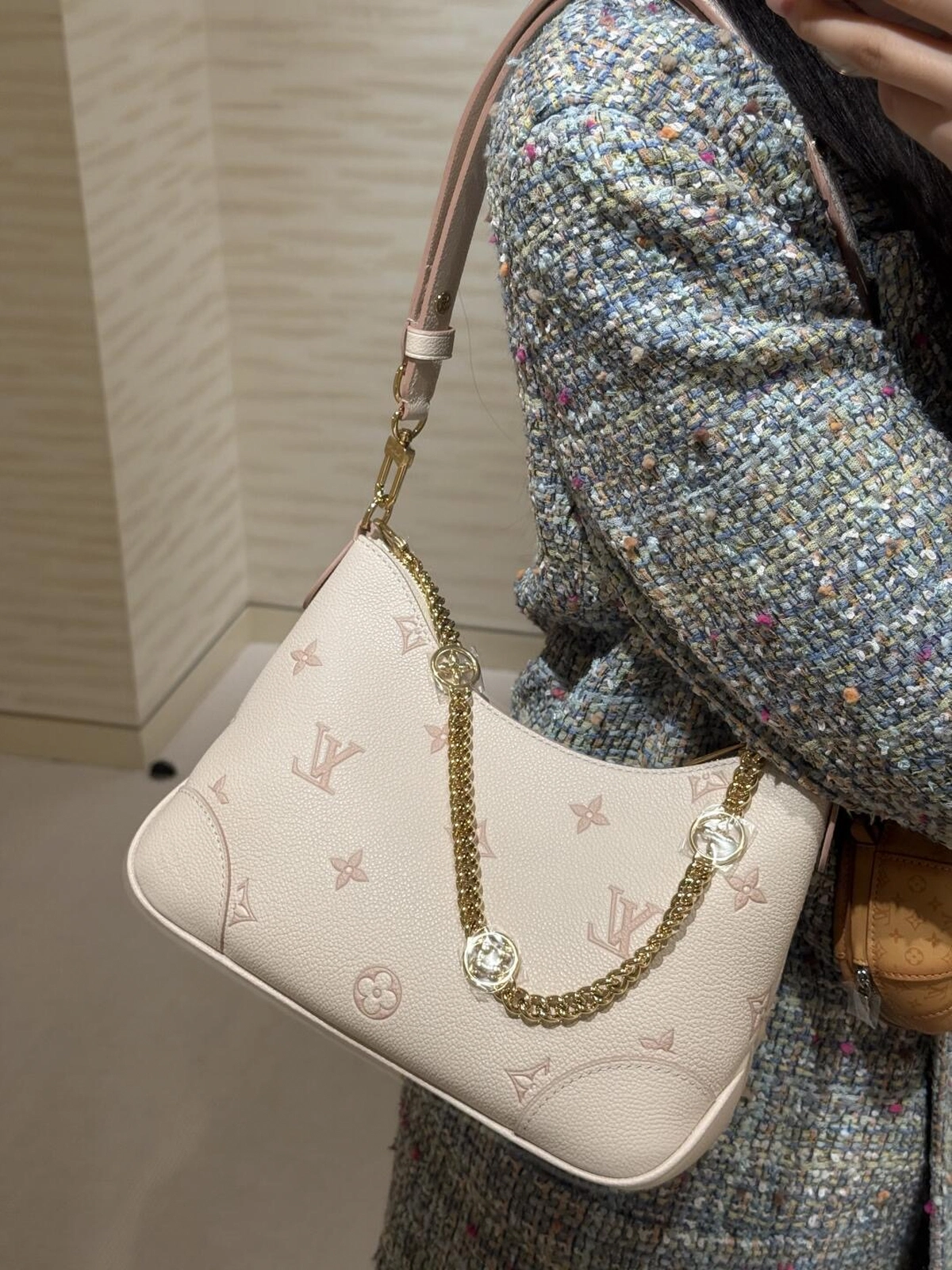高仿包包 LV Boulogne 草莓牛奶提花 鏈條皮帶雙肩帶 牛角包 M14634 皮肩帶單肩上身效果