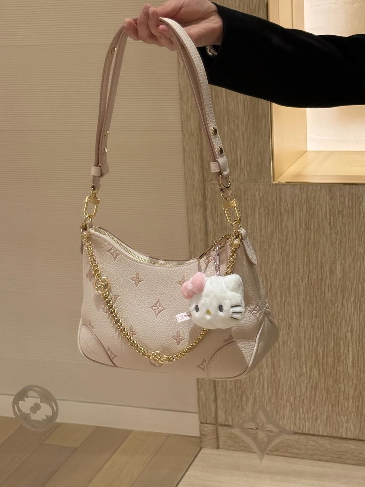 高仿包包 LV Boulogne 草莓牛奶提花 鏈條皮帶雙肩帶 牛角包 M14634 手提上身效果