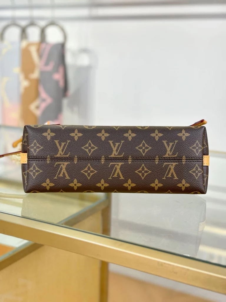 Click to view full screen 高仿包包 LV CarryAll BB 老花色 單肩斜挎包 M13014 實拍照片底部