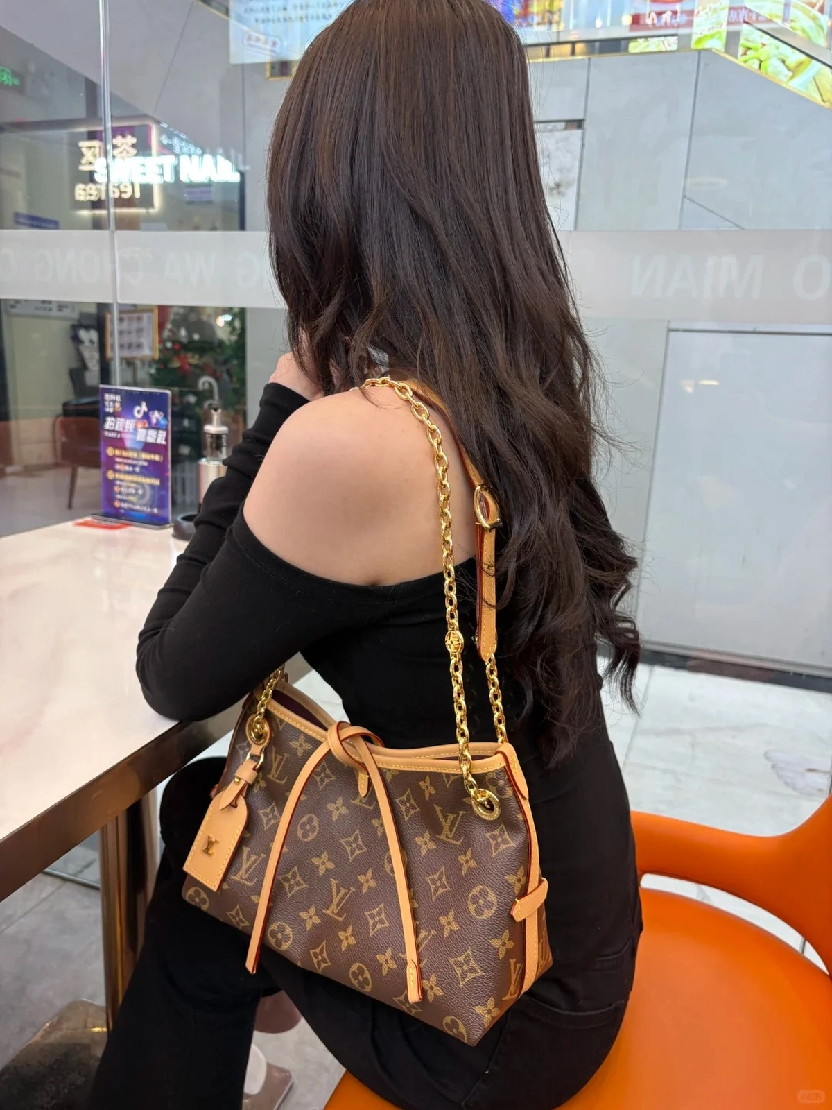 高仿包包 LV CarryAll BB 老花色 單肩斜挎包 M13014 上身效果-3