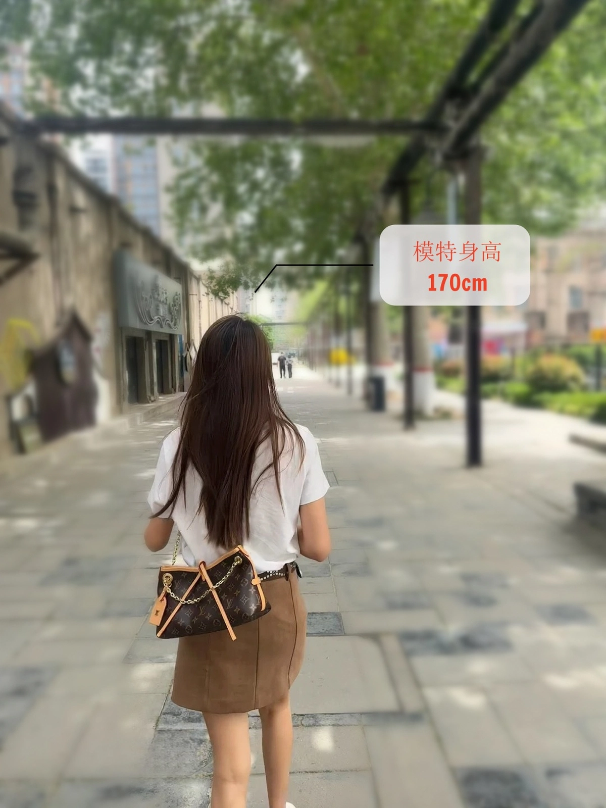 高仿包包 LV CarryAll BB 老花色 單肩斜挎包 M13014 上身效果 模特身高170cm