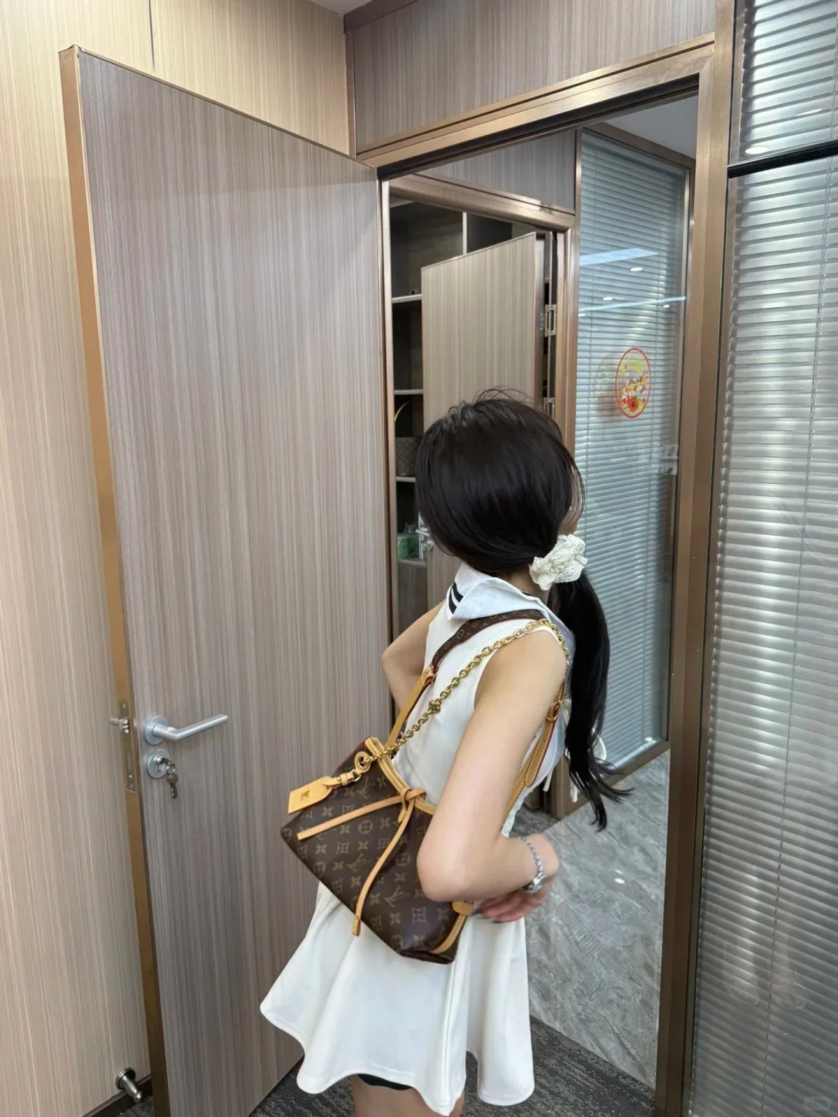 高仿包包 LV CarryAll BB 老花色 單肩斜挎包 M13014 上身效果-7