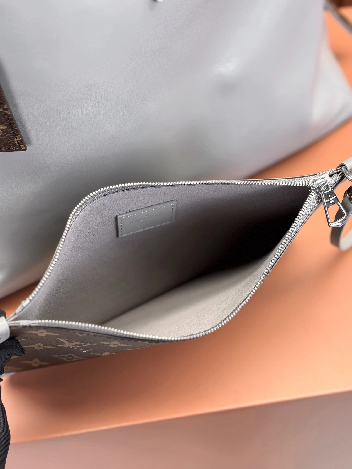 高仿包包 LV CarryAll Cargo Vibe MM 灰色 M12583 實拍細節照片 小口袋
