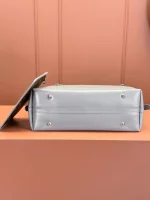 高仿包包 LV CarryAll Cargo Vibe MM 灰色 M12583 實拍照片 底部