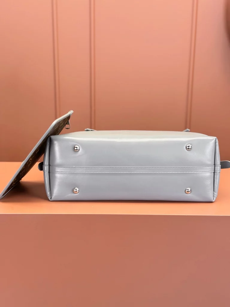 Click to view full screen 高仿包包 LV CarryAll Cargo Vibe MM 灰色 M12583 實拍照片 底部