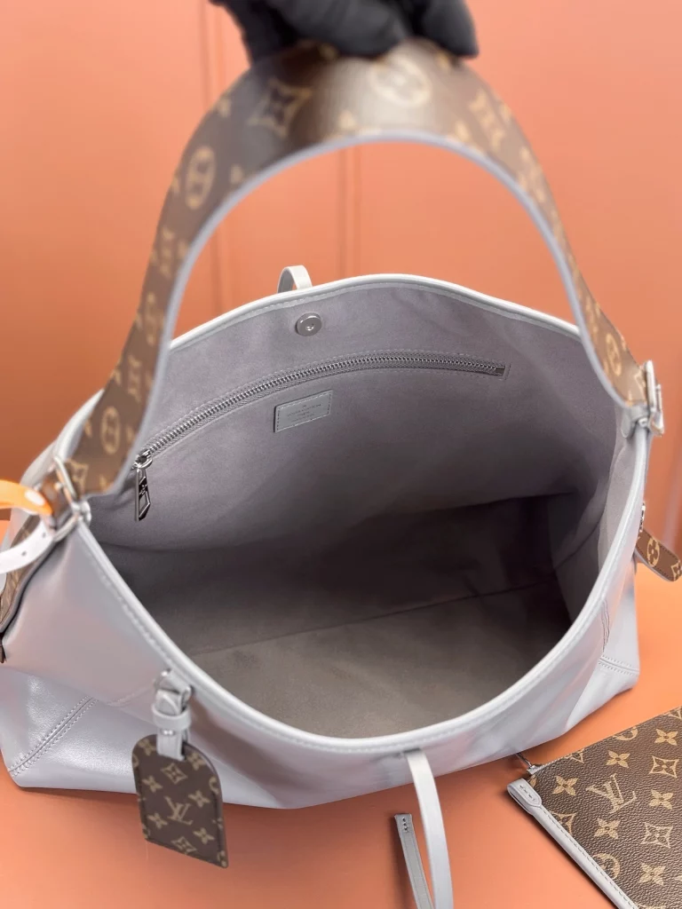 Click to view full screen 高仿包包 LV CarryAll Cargo Vibe MM 灰色 M12583 實拍照片 容量