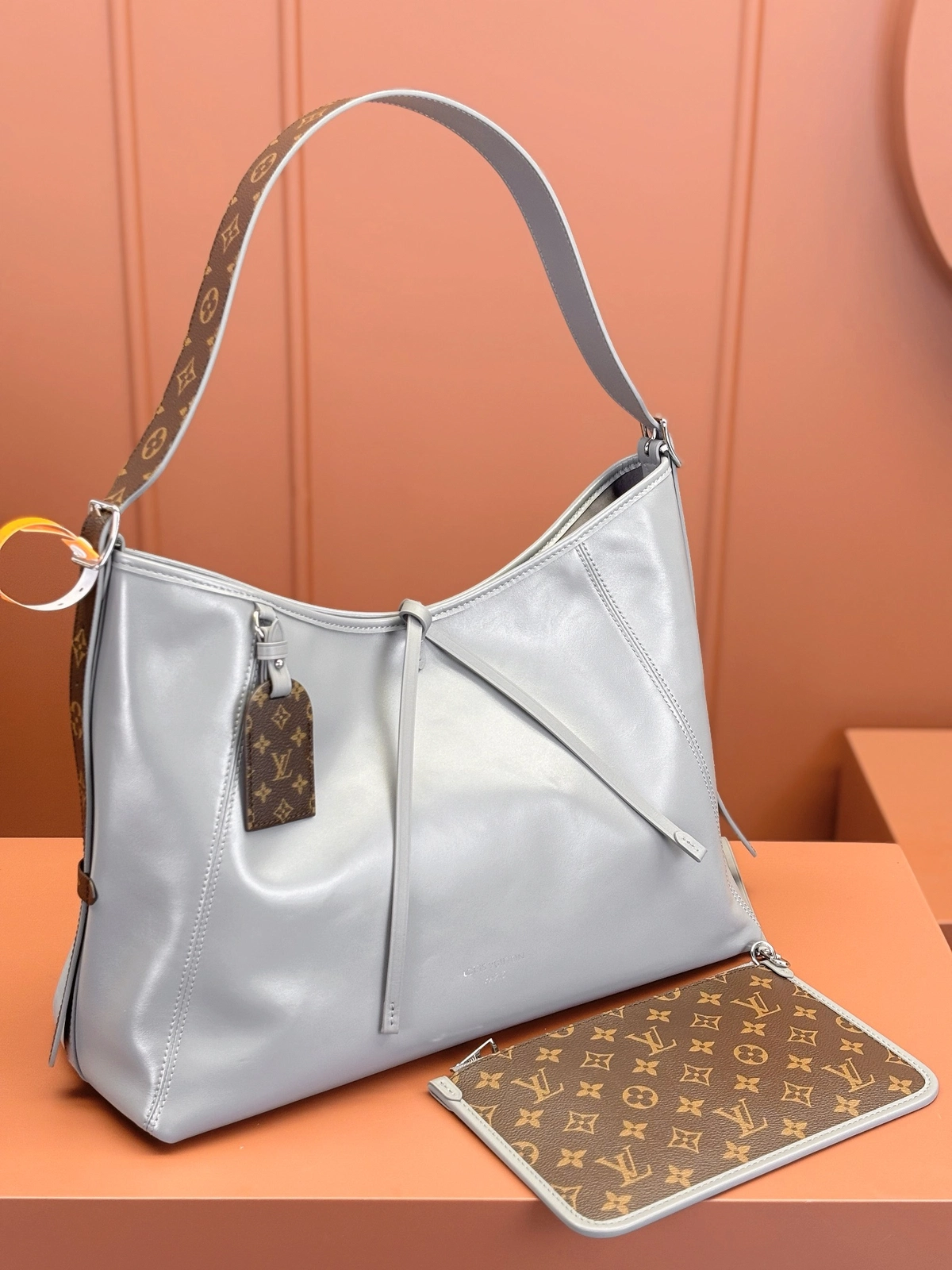 高仿包包 LV CarryAll Cargo Vibe MM 灰色 M12583 實拍照片 側面