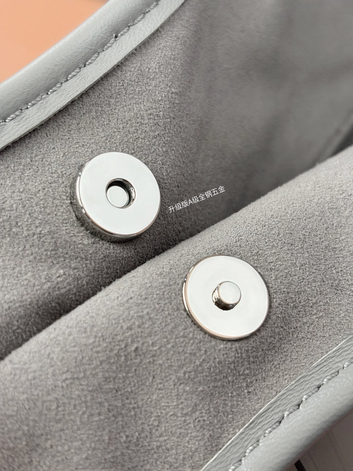 高仿包包 LV CarryAll Cargo Vibe MM 灰色 M12583 實拍細節照片 全鋼扣子