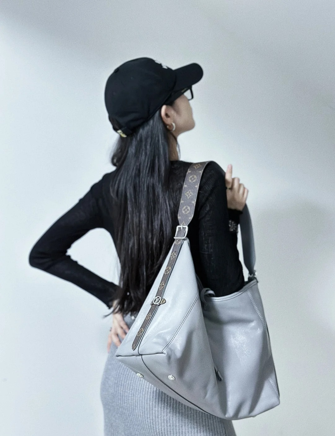 高仿包包 LV CarryAll Cargo Vibe MM 灰色 M12583 穿搭 上身效果3