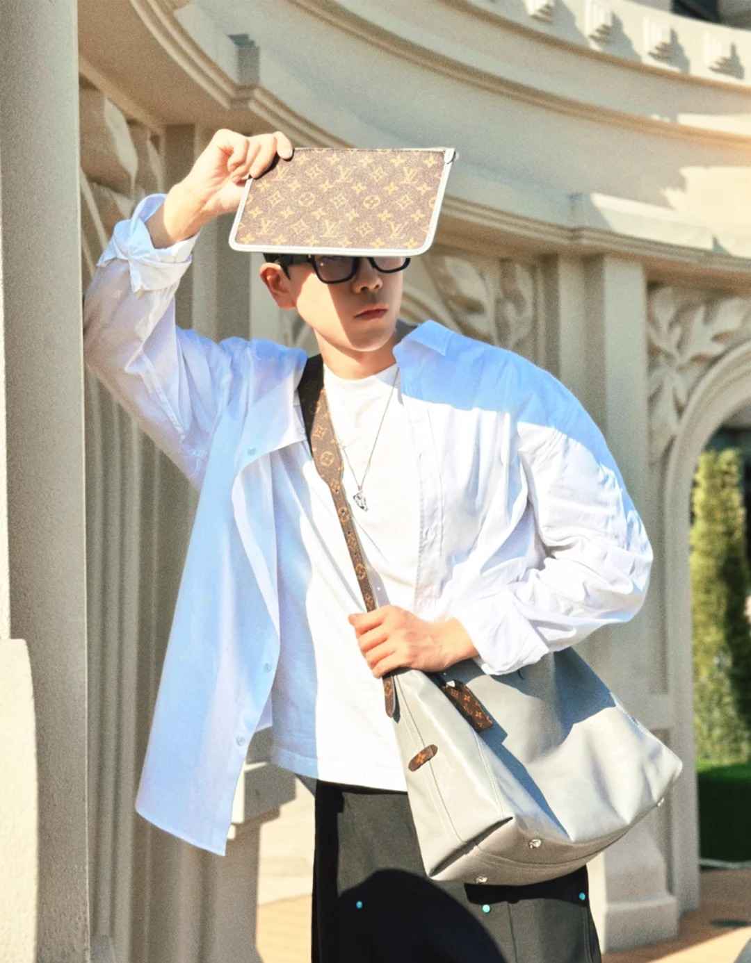 高仿包包 LV CarryAll Cargo Vibe MM 灰色 M12583 穿搭 上身效果5