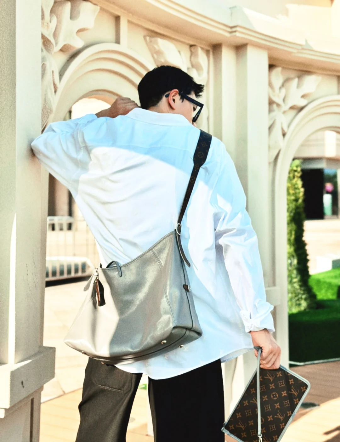 高仿包包 LV CarryAll Cargo Vibe MM 灰色 M12583 穿搭 上身效果7