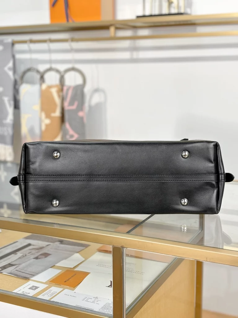 Click to view full screen 高仿包包 LV CarryAll Cargo Vibe MM 黑色 M25143 實拍照片 底部
