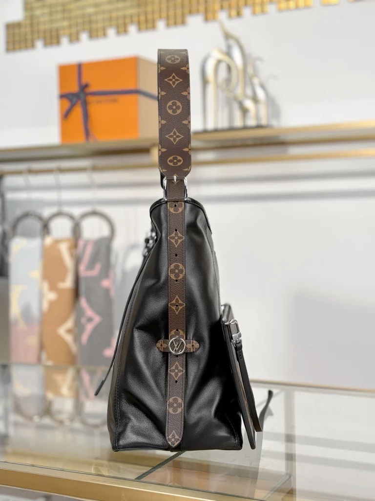 Click to view full screen 高仿包包 LV CarryAll Cargo Vibe MM 黑色 M25143 實拍照片 側面