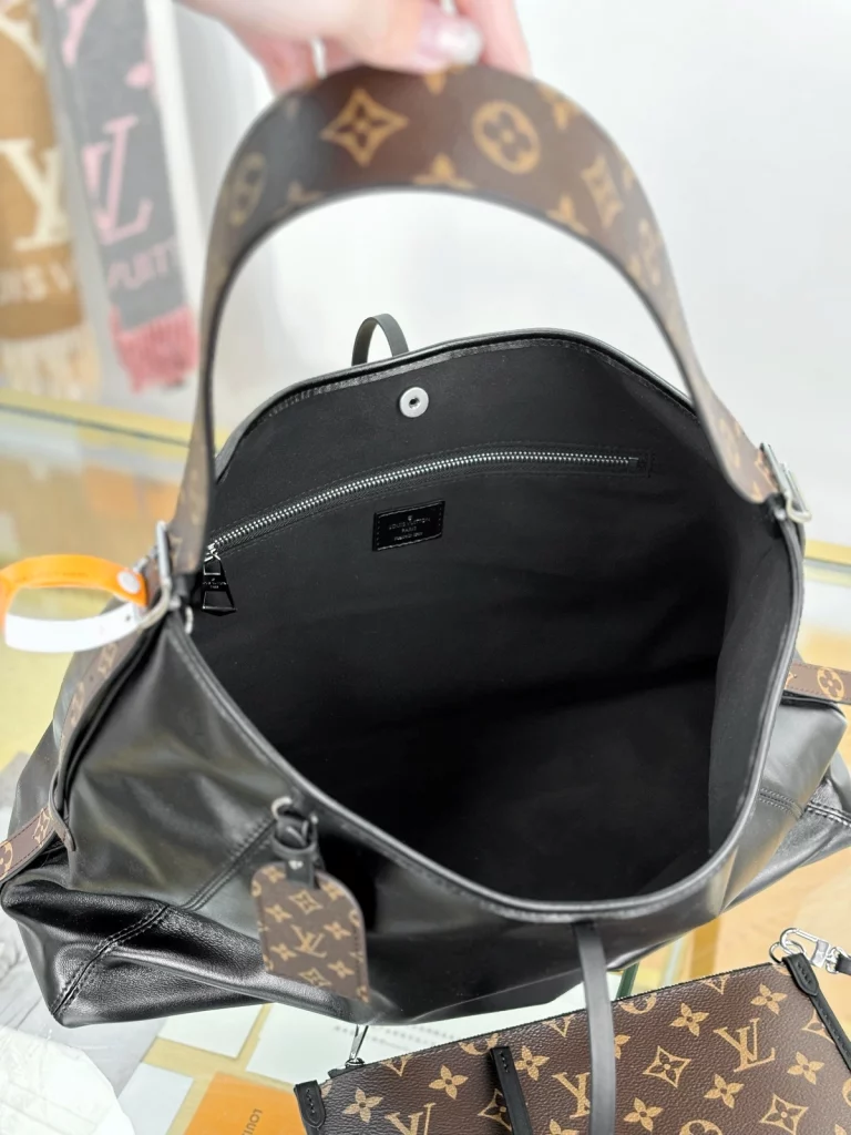 Click to view full screen 高仿包包 LV CarryAll Cargo Vibe MM 黑色 M25143 實拍照片 容量