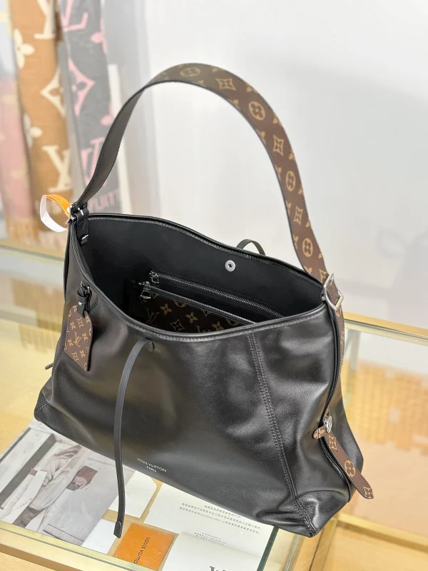 高仿包包 LV CarryAll Cargo Vibe MM 黑色 M25143 實拍照片 容量