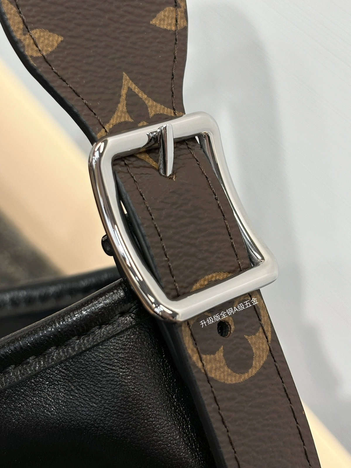 高仿包包 LV CarryAll Cargo Vibe MM 黑色 M25143 實拍照片 細節 全鋼五金肩帶