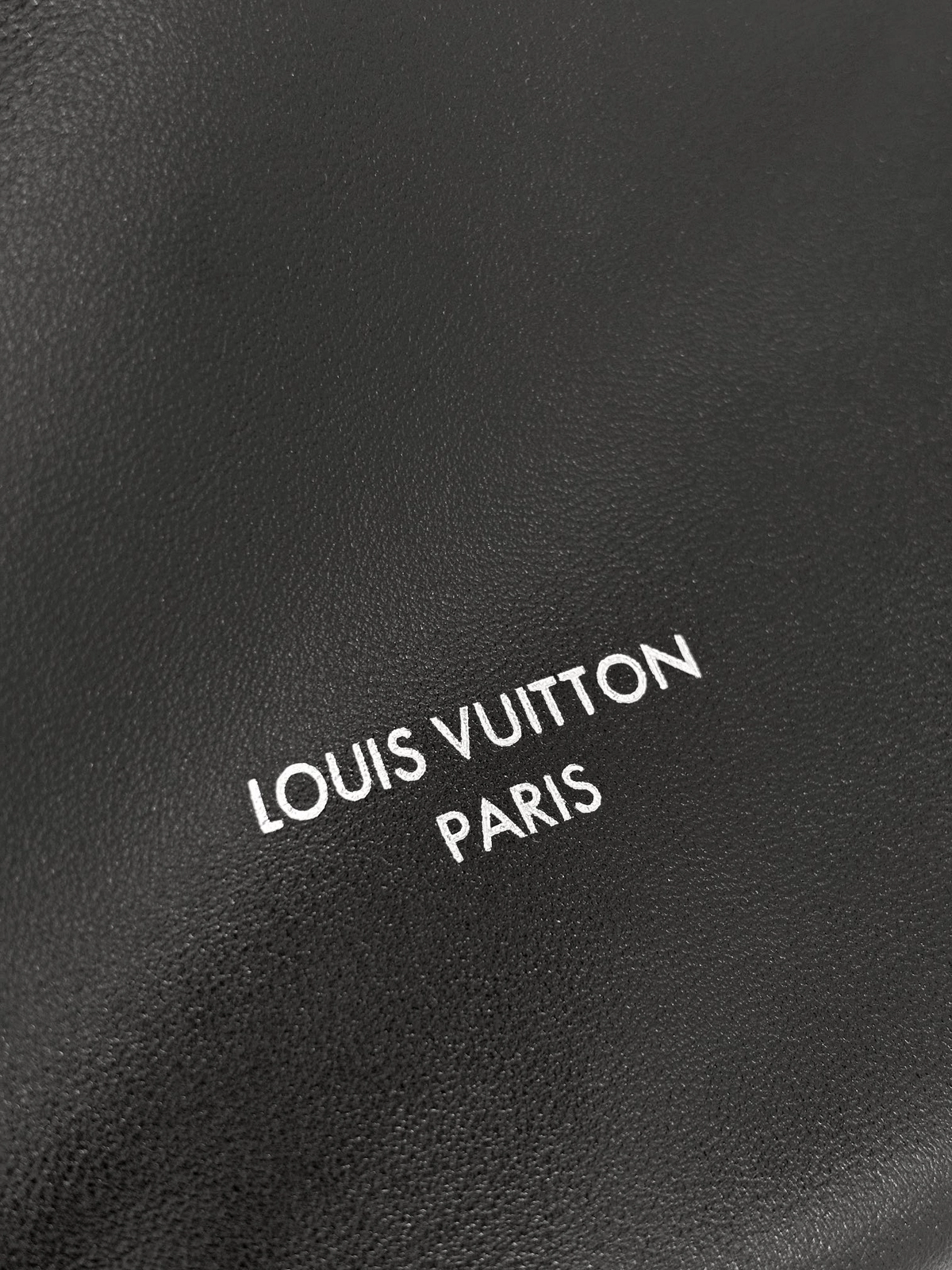 高仿包包 LV CarryAll Cargo Vibe MM 黑色 M25143 實拍照片 細節 燙金