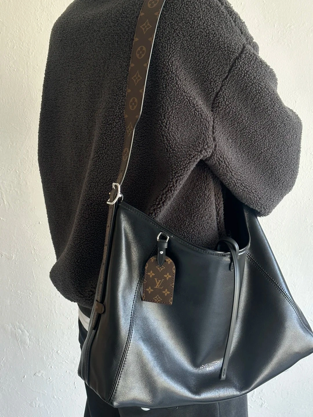 高仿包包 LV CarryAll Cargo Vibe MM 黑色 M25143 上身效果 穿搭1