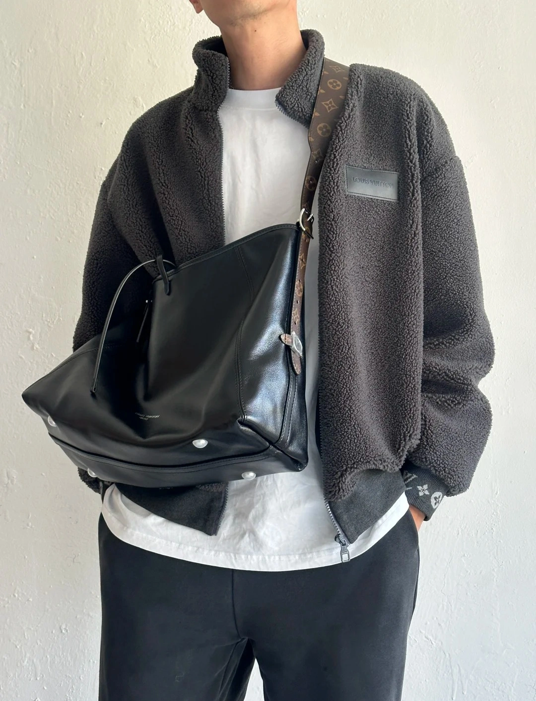 高仿包包 LV CarryAll Cargo Vibe MM 黑色 M25143 上身效果 穿搭2