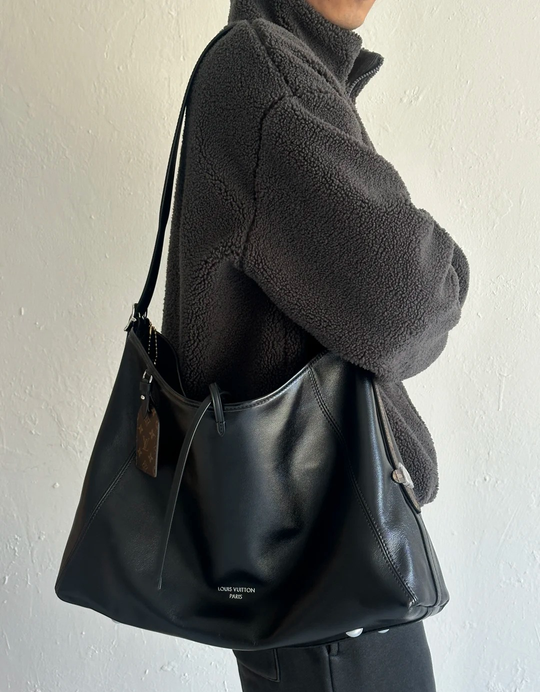 高仿包包 LV CarryAll Cargo Vibe MM 黑色 M25143 上身效果 穿搭3