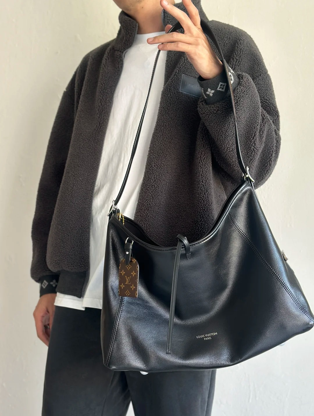 高仿包包 LV CarryAll Cargo Vibe MM 黑色 M25143 上身效果 穿搭4
