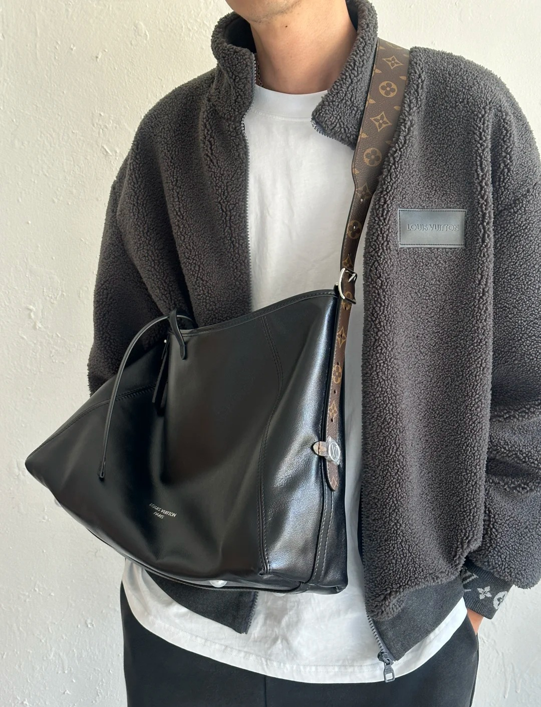 高仿包包 LV CarryAll Cargo Vibe MM 黑色 M25143 上身效果 穿搭5
