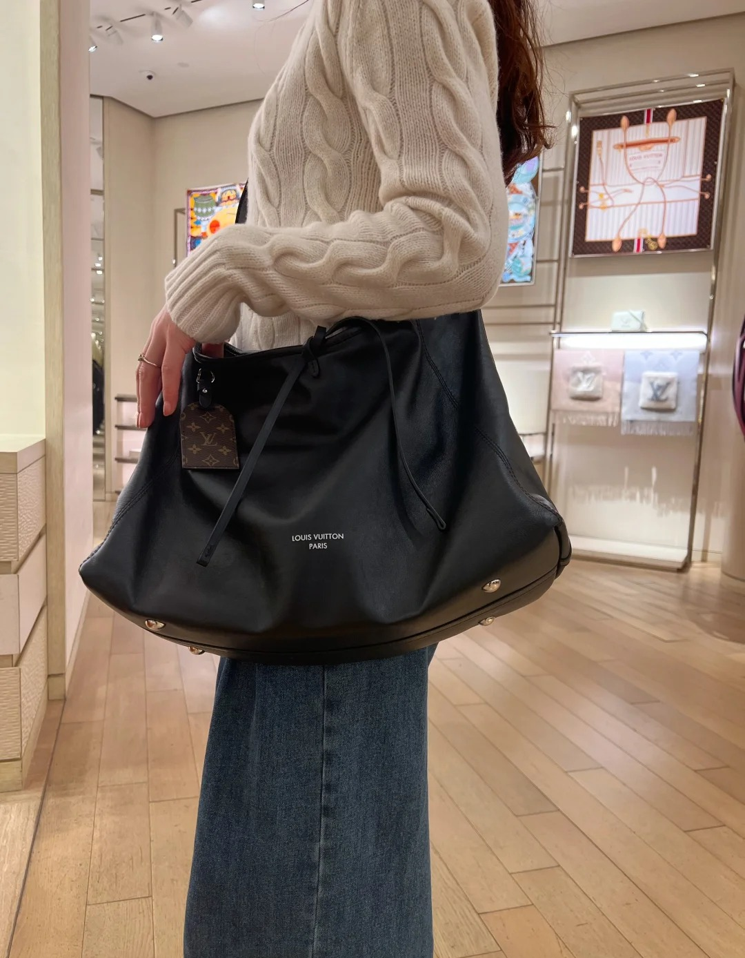 高仿包包 LV CarryAll Cargo Vibe MM 黑色 M25143 上身效果 穿搭6