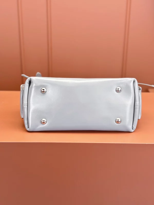 高仿包包 LV CarryAll Cargo Vibe PM 灰色 m12579 實拍照片 底部