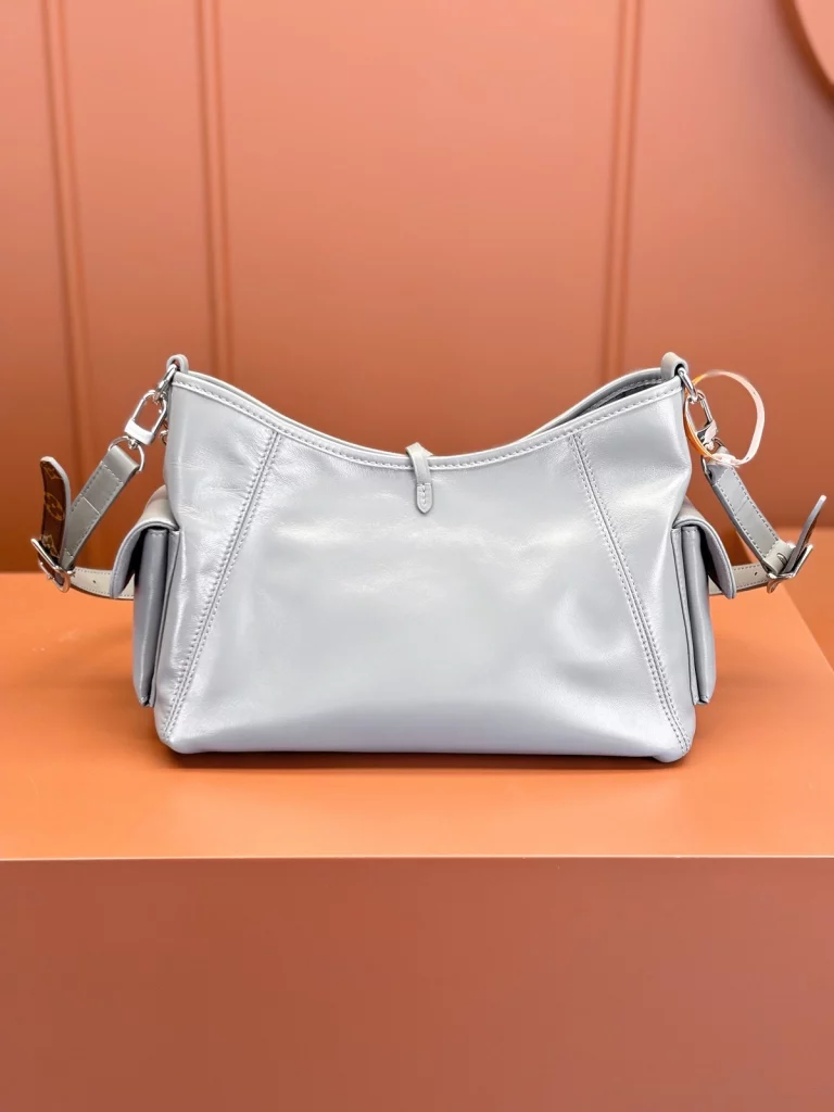 Click to view full screen 高仿包包 LV CarryAll Cargo Vibe PM 灰色 m12579 實拍照片 正面