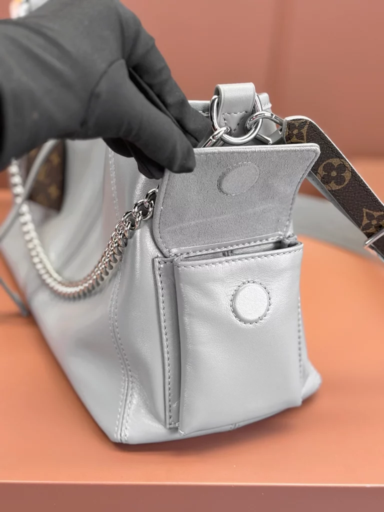 Click to view full screen 高仿包包 LV CarryAll Cargo Vibe PM 灰色 m12579 實拍照片 口袋